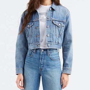 Cropped Levi’s denim jacket